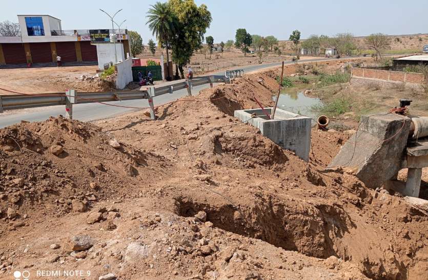 ट्रैफिक डायवर्सन से टूटी लाइन धसान नदीं से छतरपुर शहर में पानी सप्लाई की मेन पाइप लाइन तोड़ी
