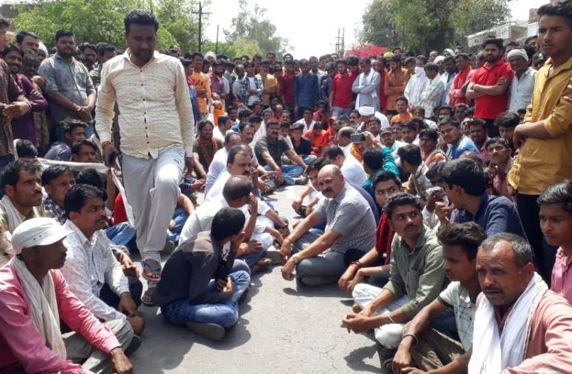 6 पर केस दर्ज, 10 हजार का इनाम घोषित आक्रोशित परिजनों व कांग्रेसियों ने छतरपुर-बड़ामलहरा में लगाया जाम