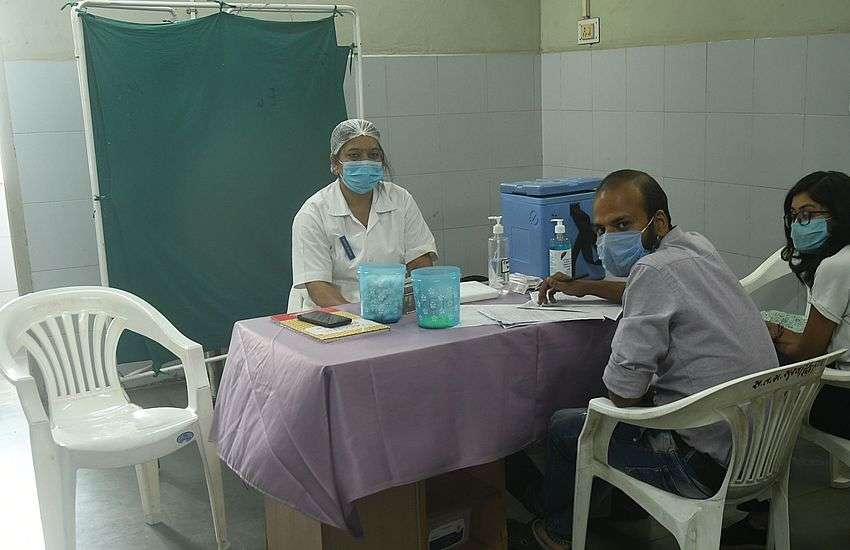 सांसद का जन्मदिन उत्सव, 15 मिनट के कार्यक्रम के लिए तीन घंटे बंद रही वैक्सीन साइट