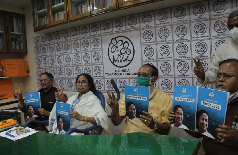 West Bengal Assembly Election 2021:ममता बनर्जी ने जारी किया चुनावी घोषणो पत्र, खोला वादों का पिटारा West Bengal Assembly Elections 2021:ममता बनर्जी ने जारी किया चुनावी घोषणा पत्र, खोला वादों का पिटारा