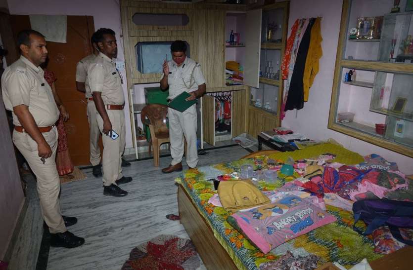 परिवार शादी में, घर से चोर ले गए लाखों का माल परिवार शादी में, घर से चोर ले गए लाखों का माल