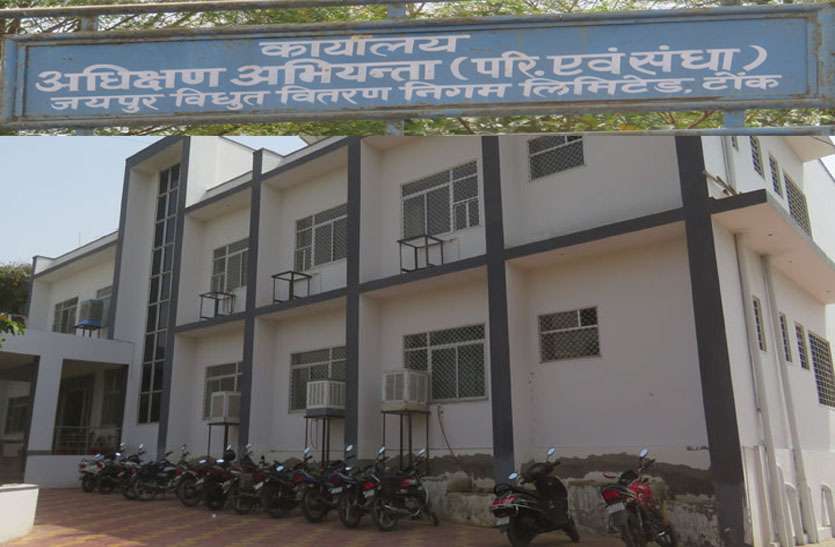 49 करोड़ की वसूली में लगे 400 कर्मचारी, भटक रहे हैं फरीयादी 49 करोड़ की वसूली में लगे 400 कर्मचारी, भटक रहे हैं फरीयादी
