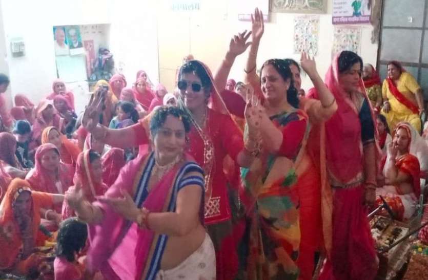 भक्तिमय होरियों पर झूम उठी महिलाएं भक्तिमय होरियों पर झूम उठी महिलाएं