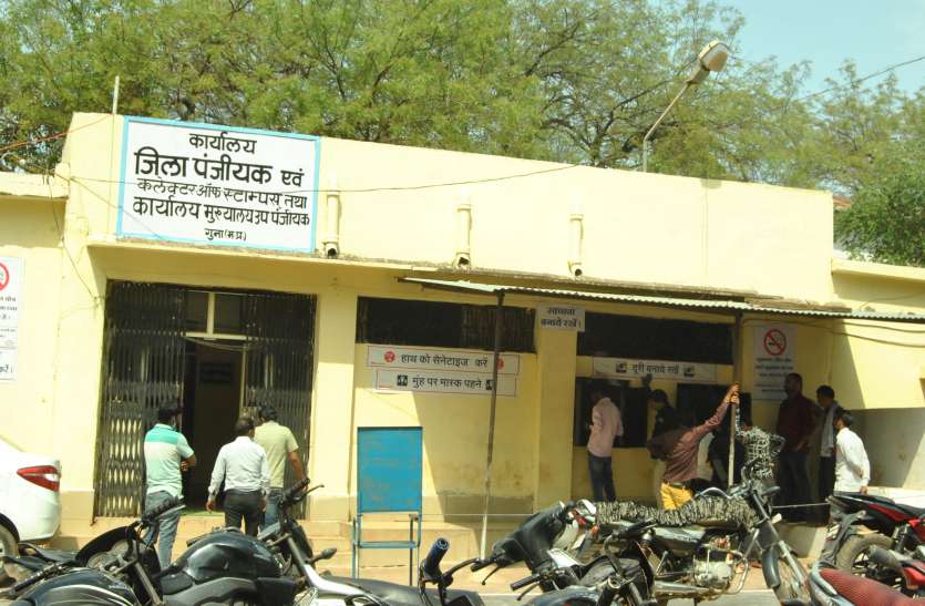 हाइकोर्ट और सीबीआइ ने लगाई थी रोक फिर भी बिक गई जमीन, करा दी रजिस्ट्री हाइकोर्ट और सीबीआइ ने लगाई थी रोक फिर भी बिक गई जमीन, करा दी रजिस्ट्री