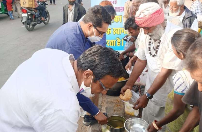 अग्रवाल की जयंती पर गरीबों भोजना कराया अग्रवाल की जयंती पर गरीबों भोजना कराया