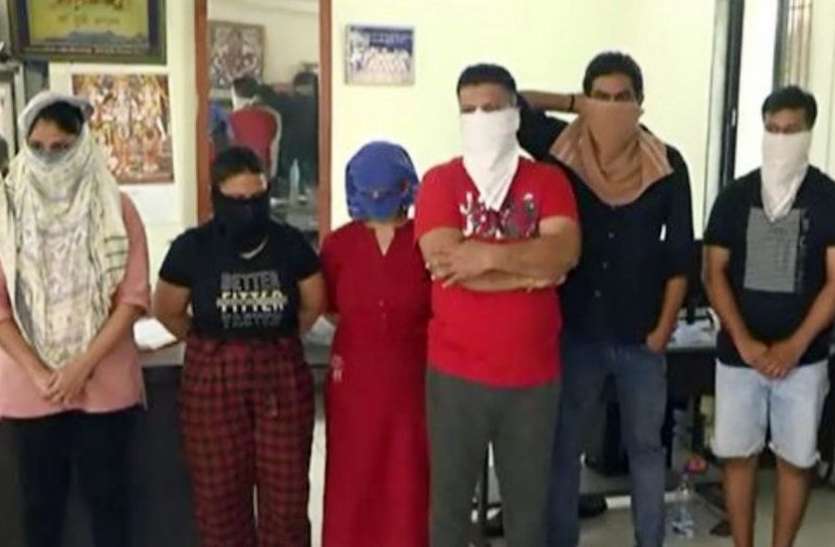 OMG : ननदोई ने गोद भराई की रस्म पर रखी शराब पार्टी, तीन महिलाओं समेत दस को पकड़ा OMG : ननदोई ने गोद भराई की रस्म पर रखी शराब पार्टी, तीन महिलाओं समेत दस को पकड़ा