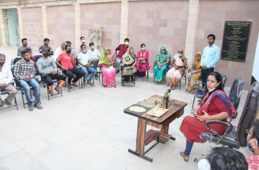पत्थर शिल्प कला में प्राचीन काल से प्रसिद्ध है ग्वालियर, शिल्प कला को बढ़ावा देगी स्मार्ट सिटी पत्थर शिल्प कला में प्राचीन काल से प्रसिद्ध है ग्वालियर, शिल्प कला को बढ़ावा देगी स्मार्ट सिटी
