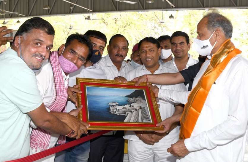 गहलोत ने करवाया सुबह का नाश्ता, आंजना के घर भोज गहलोत ने करवाया सुबह का नाश्ता, आंजना के घर भोज