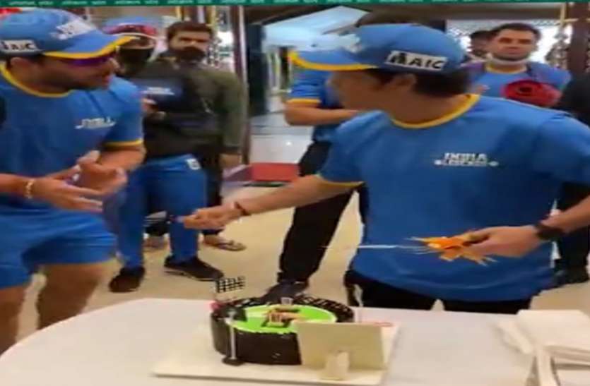 सचिन के100वां शतक का मना जश्न रायपुर में, युवराज ने चेहरे पर लगाया केक तो बोले सबको लगाओ सचिन के100वां शतक का मना जश्न रायपुर में, युवराज ने चेहरे पर लगाया केक तो बोले सबको लगाओ