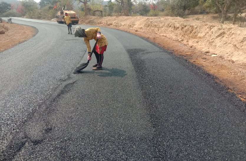 40 साल ग्रामीणों को खराब सड़क से मिलेगी राहत, बाढ़ में भी बंद नहीं होगा आवागमन 40 साल ग्रामीणों को खराब सड़क से मिलेगी राहत, बाढ़ में भी बंद नहीं होगा आवागमन