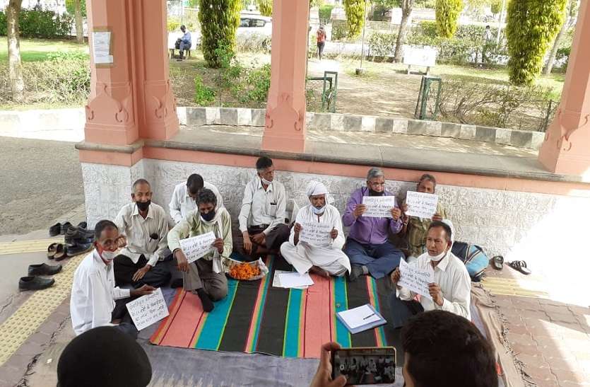 27 सालों के फिक्सेशन का लाभ दिए जाने की मांग 27 सालों के फिक्सेशन का लाभ दिए जाने की मांग