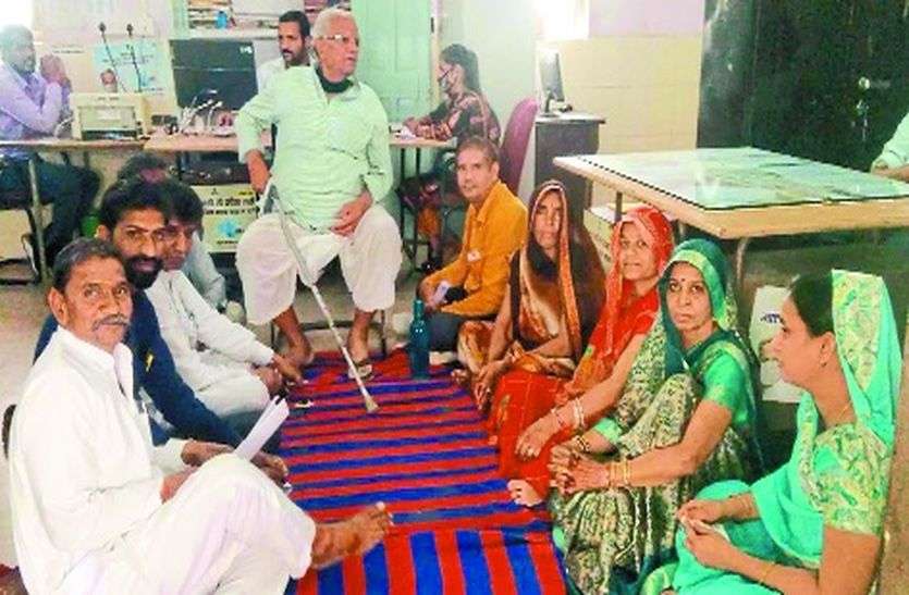 नहीं मिटी पालिका की कुर्सी की राड़, धरने पर दो घंटे बैठे नहीं मिटी पालिका की कुर्सी की राड़, धरने पर दो घंटे बैठे