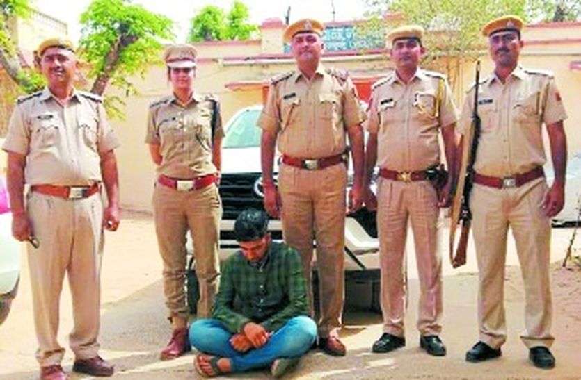 चोरी की फोरच्यूनर चला रहा ग्राम विकास अधिकारी गिरफ्तार चोरी की फोरच्यूनर चला रहा ग्राम विकास अधिकारी गिरफ्तार
