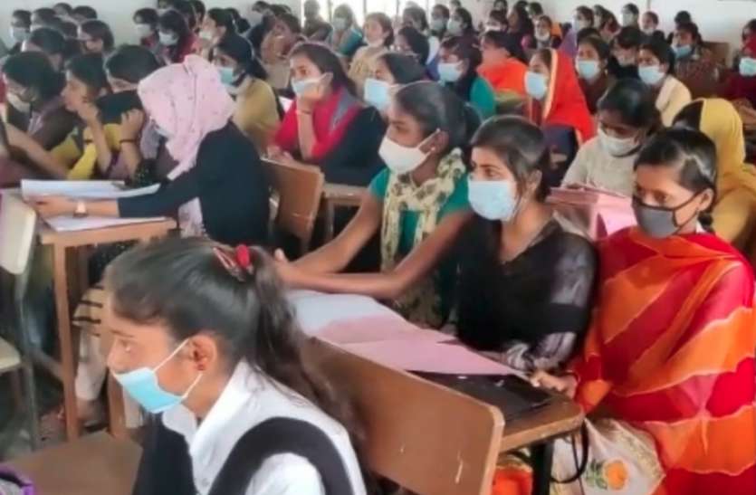 Students मिशन शक्ति अभियान के तहत महिला सशक्तिकरण पर छात्राओं के साथ महिला आयोग ने की चर्चा