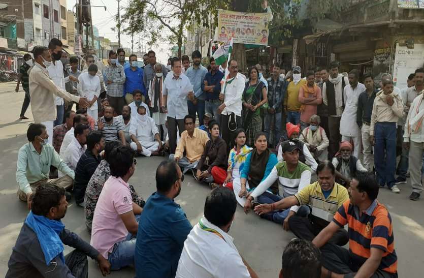Congress performed, submitted memorandum ब्लॉक अध्यक्ष के हत्यारों को जल्द गिरफ्तार करने की मांग
