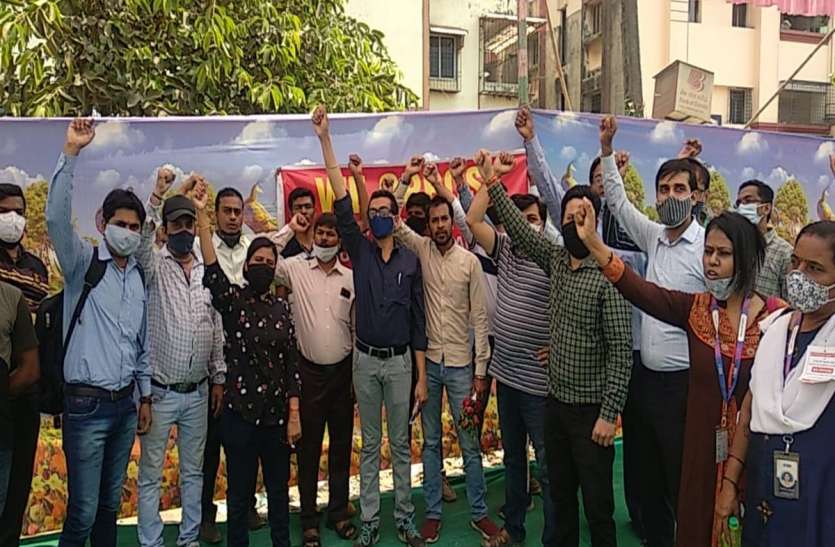 वापी: दो दिनों की हड़ताल से करोड़ों का लेन देन प्रभावित वापी: दो दिनों की हड़ताल से करोड़ों का लेन देन प्रभावित