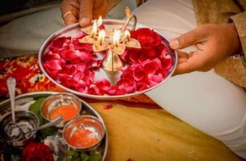 Vastu Tips Vastu Tips: पूजा पाठ की इन चीजों को जमीन पर रखने से हो सकते हैं बड़े नुकसान, भूल से भी ना करें ये गलती