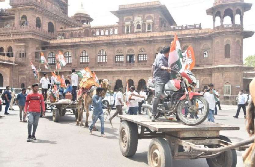 ऊंट गाड़ी पर गैस की टंकी व बाइक रख यूथ कांग्रेस ने किया प्रदर्शन ऊंट गाड़ी पर गैस की टंकी व बाइक रख यूथ कांग्रेस ने किया प्रदर्शन