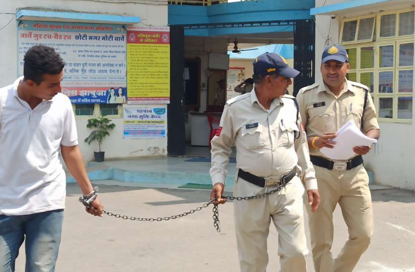 arrested accused पत्नी को पीटा, घर वालों के सामने दिया तीन तलाक