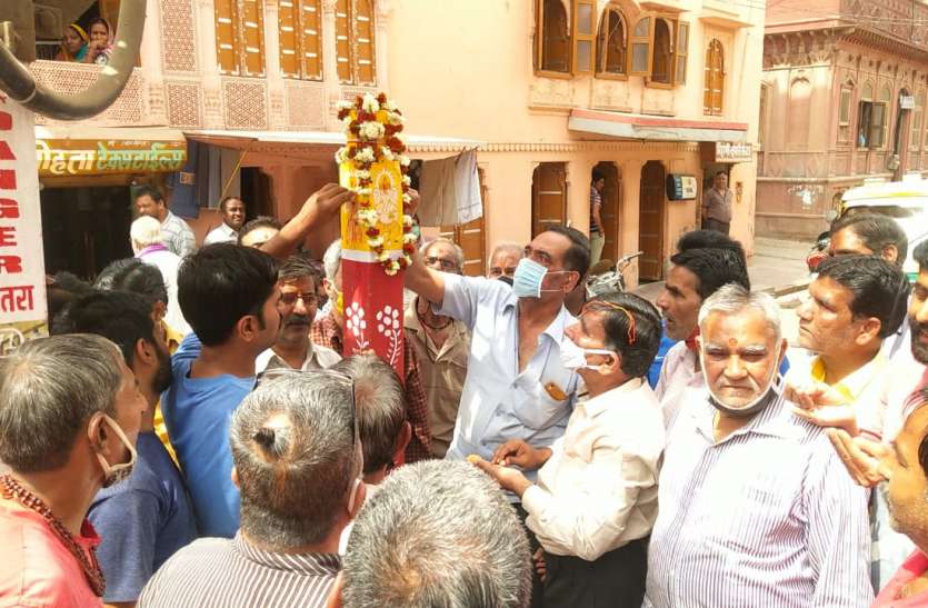 मरुनायक चौक में हुआ थंब पूजन मरुनायक चौक में हुआ थंब पूजन