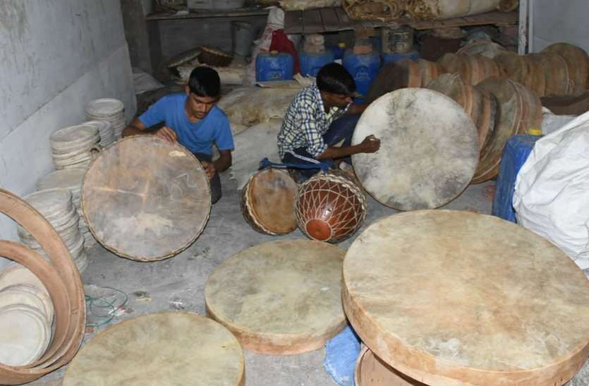 चंग-ढोलक पर धमाल, बनाने वाले बेहाल चंग-ढोलक पर धमाल, बनाने वाले बेहाल