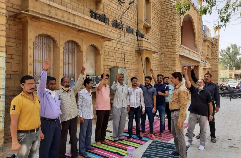 भारतीय जीवन बीमा निगम में नहीं हुआ कामकाज भारतीय जीवन बीमा निगम में नहीं हुआ कामकाज