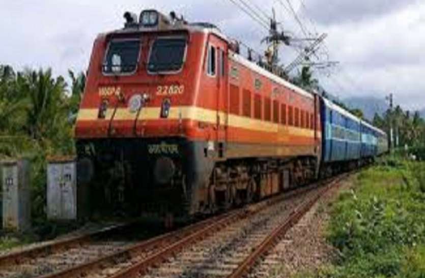 होली पर यात्रियों को मिलीं स्पेशल ट्रेनें, मुंबई के लिए ट्रेन न मिलने की वजह जानिए होली पर यात्रियों को मिलीं स्पेशल ट्रेनें, मुंबई के लिए ट्रेन न मिलने की वजह जानिए