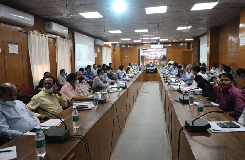 कमिश्नर बोले-कोरोना गाइड लाइन का कराएं पालन कमिश्नर बोले-कोरोना गाइड लाइन का कराएं पालन