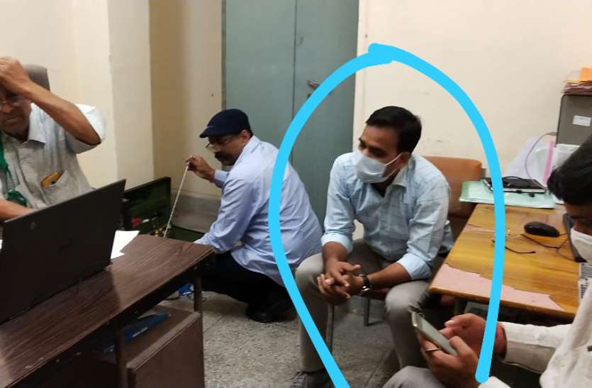 एक लाख की रिश्वत लेते पकड़े गए आवासन मंडल के परियोजना अभियंता एक लाख की रिश्वत लेते पकड़े गए आवासन मंडल के परियोजना अभियंता