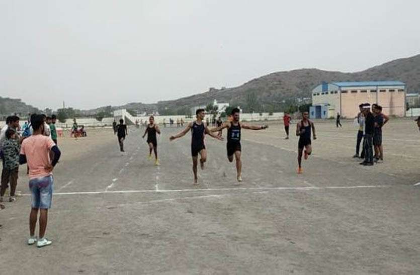 एथलेटिक्स प्रतियोगिता में खिलाडिय़ों दिखाया दम एथलेटिक्स प्रतियोगिता में खिलाडिय़ों दिखाया दम