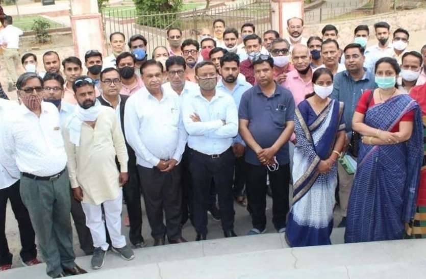 रीट परीक्षा की तिथि बदलनेे को लेकर किया प्रदर्शन रीट परीक्षा की तिथि बदलनेे को लेकर किया प्रदर्शन
