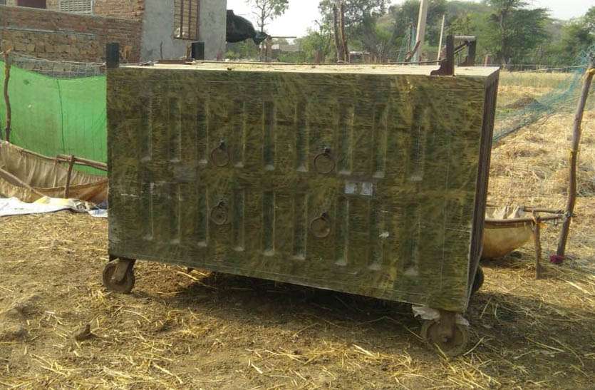 पैंथर को पकडऩे के लिए वन विभाग ने लगाया पिंजरा पैंथर को पकडऩे के लिए वन विभाग ने लगाया पिंजरा