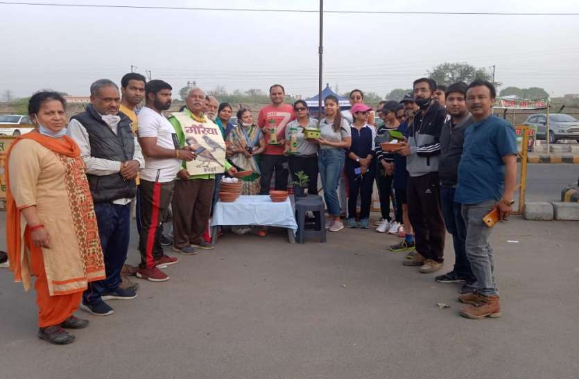 जनता ने ली शपथ, चीं-चीं करके आने वाली गौरैया को हम सब मिलकर बचाएंगे जनता ने ली शपथ, चीं-चीं करके आने वाली गौरैया को हम सब मिलकर बचाएंगे