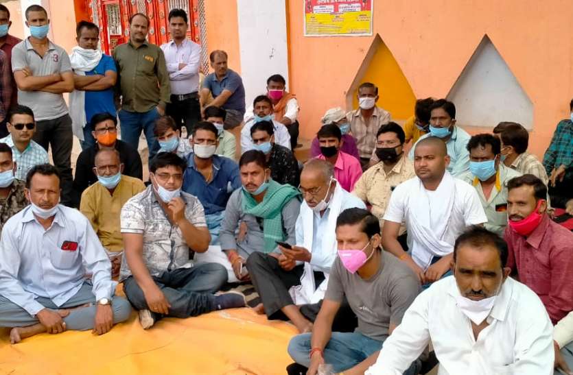शहर में धरने पर बैठे लोग परेथा, इमलिया समेत आसपास के गांवों में फिर बिकने लगी अवैध शराब