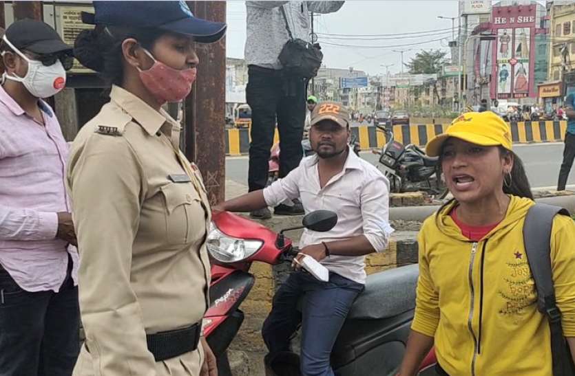 young girl video viral लडक़ी को मास्क न पहनने पर रोका, तो पुलिस पर बरस पड़ी, कैमरे में कैद हुई पूरी घटना- देखें वीडियो