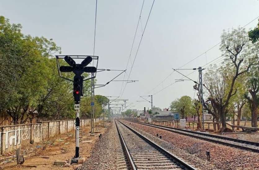 चंडीगढ़ एक्सप्रेस ने तोड़ा होम सिग्नल, मचा हड़कंप... चंडीगढ़ एक्सप्रेस ने तोड़ा होम सिग्नल, मचा हड़कंप...