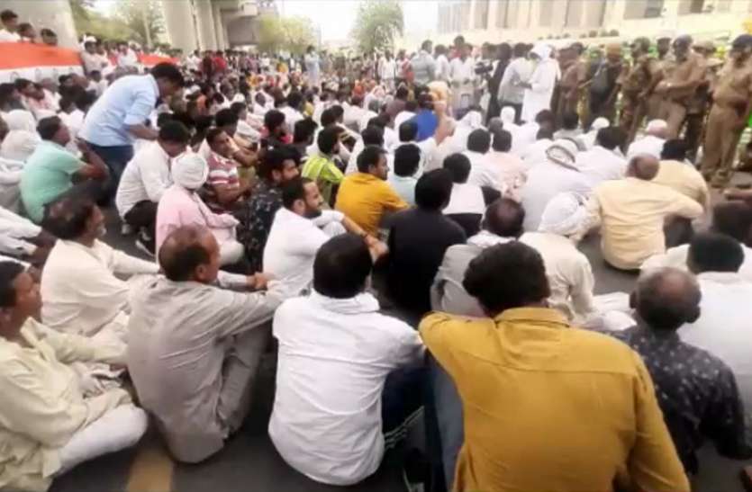 greater-noida.jpg 80 गांवों के किसानों का हल्ला बोल, पुलिस छावनी में तब्दील हुआ प्राधिकरण कार्यालय