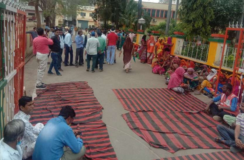 nagar nigam video: आयुक्त के जेब में चूड़ी डालने पर निगम कर्मियों की हड़ताल, कांग्रेस अध्यक्ष बोले क्या वेतन भी छोड़ेंगे