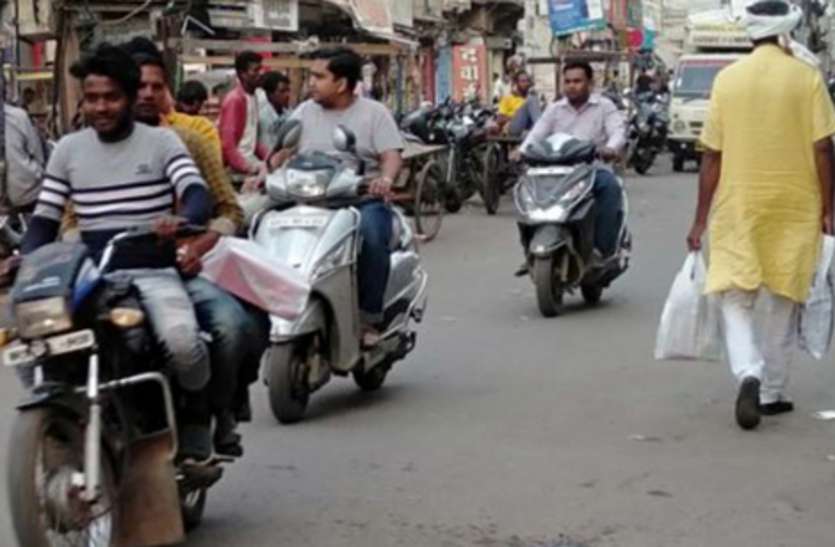 put on mask सार्वजनिक स्थानों से लेकर मुख्य बाजार में मास्क लगाना भूल रहे लोग