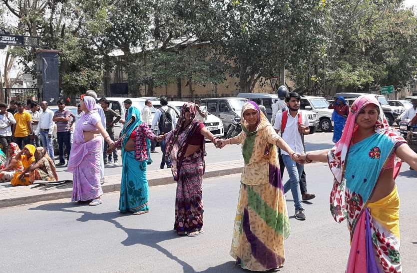 महिलाओं का फूटा रोष, नगर पालिका कार्यालय के सामने किया रोड जाम महिलाओं का फूटा रोष, नगर पालिका कार्यालय के सामने किया रोड जाम
