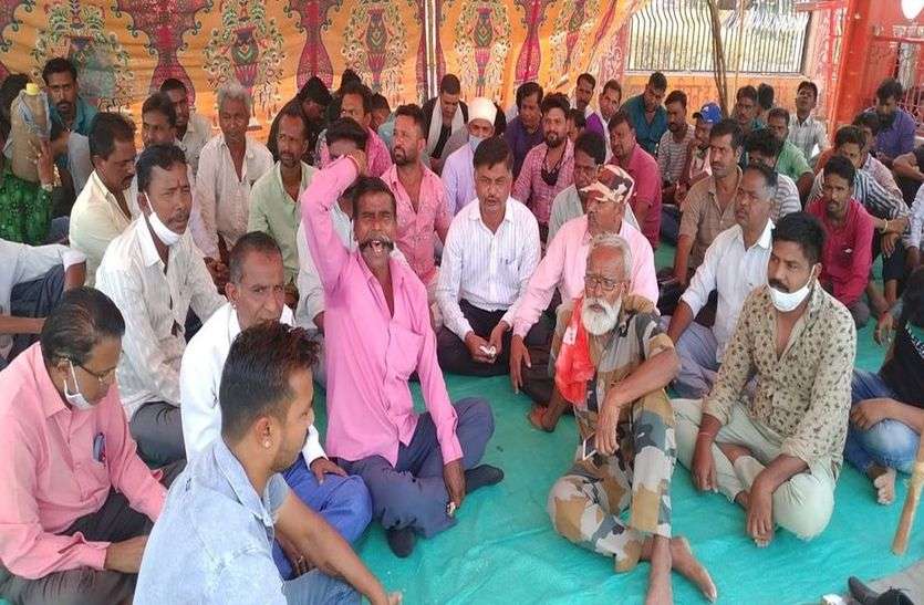 सफाईकर्मियों का कार्य बहिष्कार जारी, जमीन आवंटन के लिए नगरपरिषद को बुलानी पड़ी बैठक सफाईकर्मियों का कार्य बहिष्कार जारी, जमीन आवंटन के लिए नगरपरिषद को बुलानी पड़ी बैठक