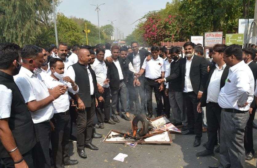 वकीलों का प्रदर्शन : सडक़ मार्ग जाम करने से वाहनों की लगी कतारें, दो घंटे बाद हुई सुलह, रामगंज थानाप्रभारी को हटाया वकीलों का प्रदर्शन : सडक़ मार्ग जाम करने से वाहनों की लगी कतारें, दो घंटे बाद हुई सुलह, रामगंज थानाप्रभारी को हटाया
