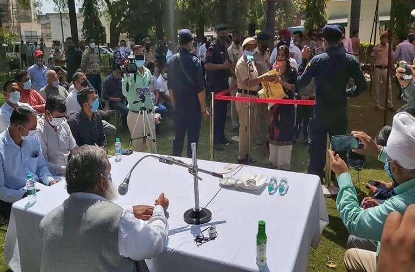 ममता बनर्जी कोई इकोनॉमिस्ट नहीं है ममता बनर्जी कोई इकोनॉमिस्ट नहीं है