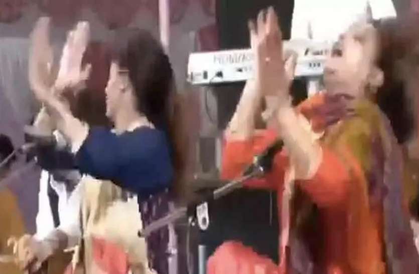 female artist महिला कलाकार स्टेज पर गा रही थी गाना, अचानक खो बैठीं होश