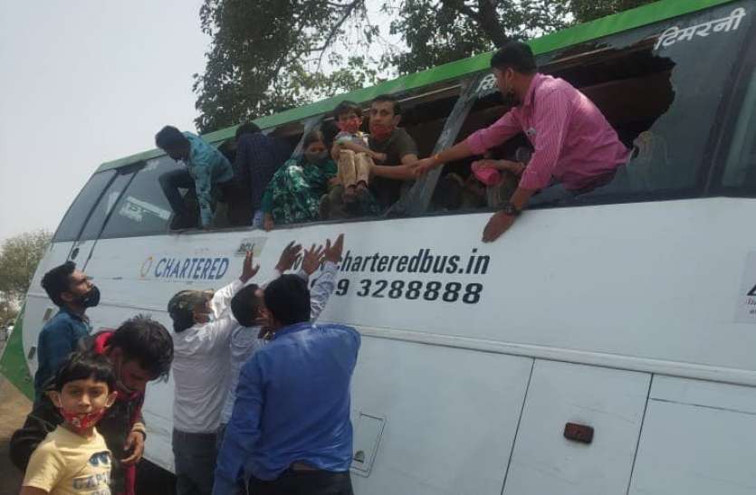 ट्रक ने चार्टर बस और ट्रैक्टर-ट्रॉली को टक्कर मारी, खिड़कियों के कांच तोड़कर यात्रियों को निकाला ट्रक ने चार्टर बस और ट्रैक्टर-ट्रॉली को टक्कर मारी, खिड़कियों के कांच तोड़कर यात्रियों को निकाला