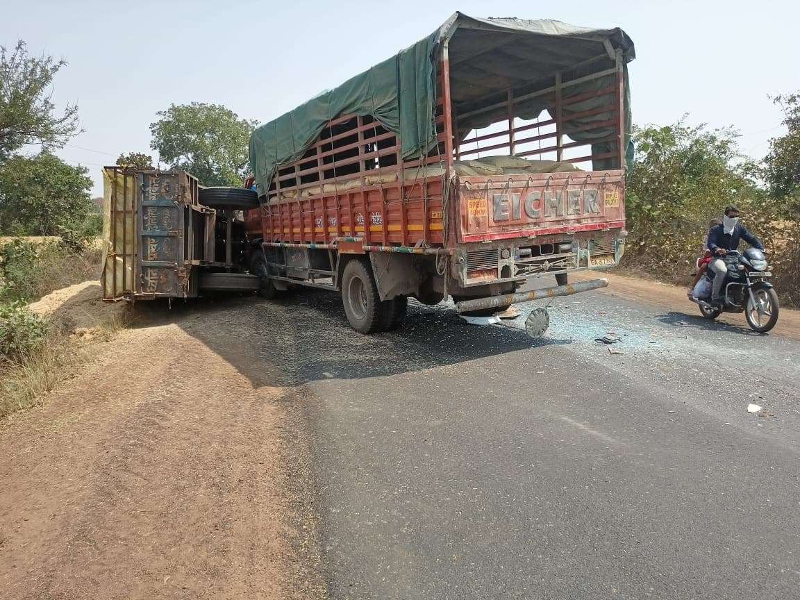 ट्रक ने चार्टर बस और ट्रैक्टर-ट्रॉली को टक्कर मारी, खिड़कियों के कांच तोड़कर यात्रियों को निकाला