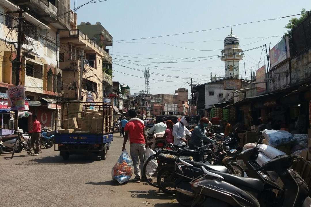 लॉकडाउन की सूचना के बाद बाजार में उमड़ी भीड़