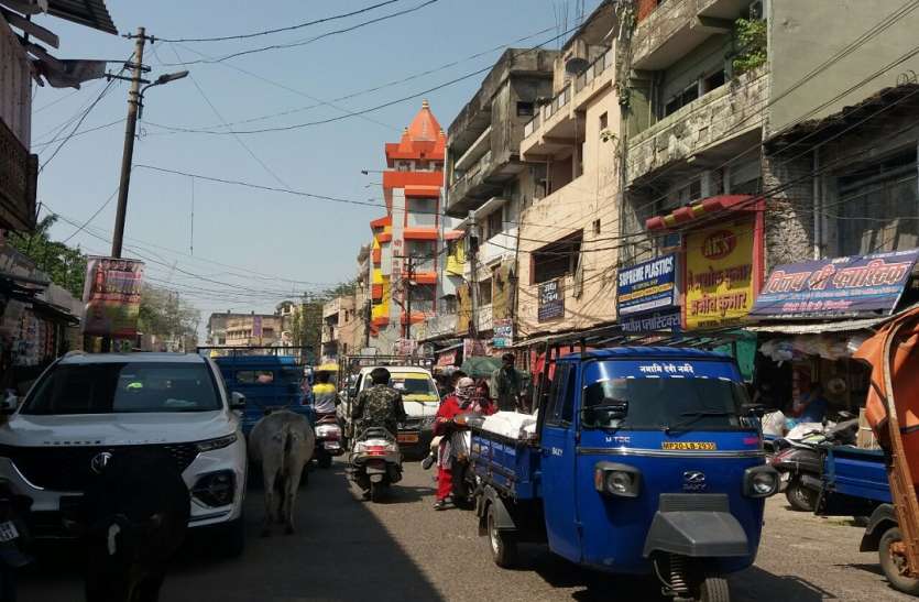 लॉकडाउन की सूचना के बाद बाजार में उमड़ी भीड़ कोरोना का संक्रमण तेज, लॉकडाउन की सूचना के बाद बाजार में उमड़ी भीड़