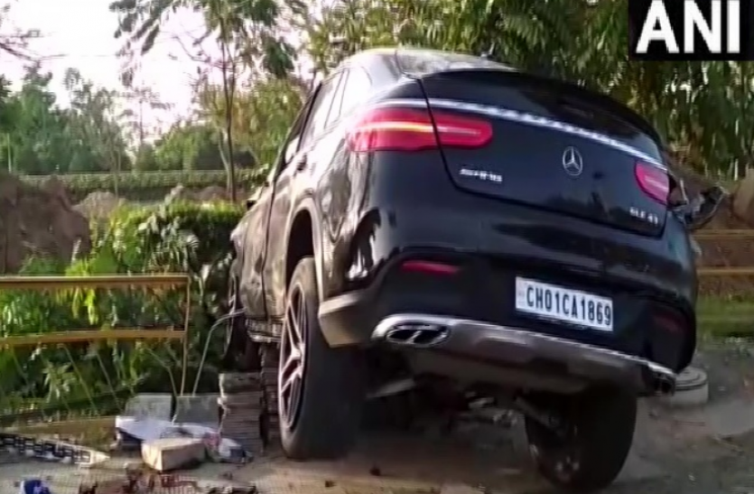 mercedese car Punjab : मोहाली में तेज रफ्तार मर्सिडीज ने ली 3 की जान, 3 घायल