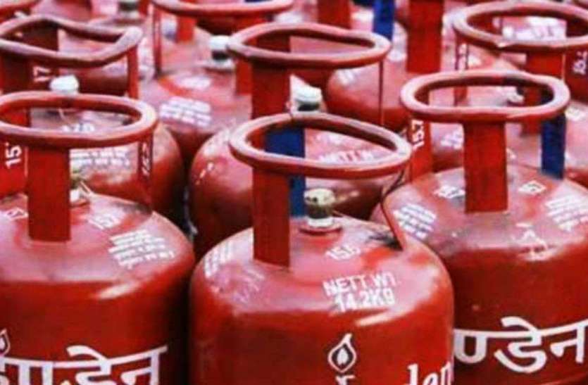 cylinder price असम के जोरहाट में महिलाएं लकड़ी के चूल्हों पर खाना पकाने पर मजबूर, कहा- मजदूरी बढ़ाई जाए